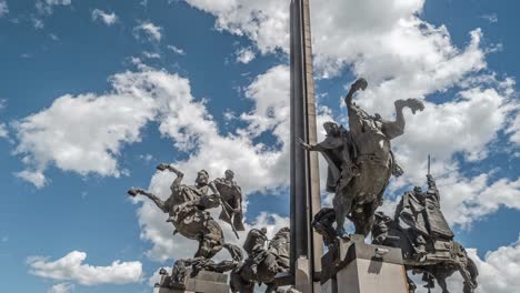 Nubes-De-Lapso-De-Tiempo-Sobre-Krum-Damianov-Impresionante-Monumento-A-La-Dinastía-Zar-Asen
