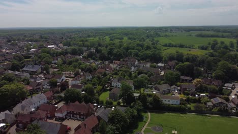 4k-Video,-Das-In-Richtung-Des-Dorfes-Herne-In-Kent,-Großbritannien,-Fliegt