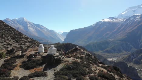 Excursionistas-Junto-A-Pequeños-Templos-En-El-Circuito-De-Annapurna-Viendo-La-Majestuosa-Cordillera-De-Annapurna-En-Nepal
