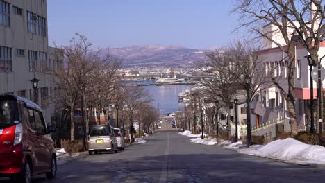 Famous-view-of-Hachiman-Zaka-slope-towards-Hakodate-port-in-Hokkaido-during-winter
