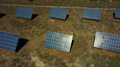 Luftaufnahme-Der-Sonnenkollektorfarm-An-Einem-Wüstenort