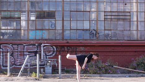 Mujer-Baila-Interpretativa,-Edificio-Urbano-Industrial-Abandonado,-Descalzo