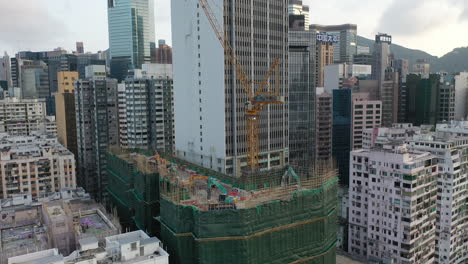 Grúa-Torre-En-Un-Sitio-De-Construcción-En-Causeway-Bay,-Hong-Kong