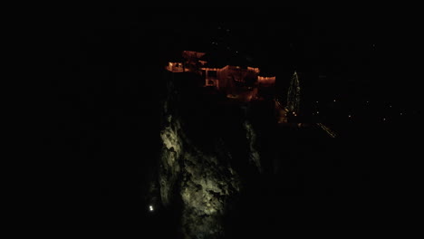 Bled-Castle-Auf-Steiler-Klippe,-Nachts-Beleuchtet