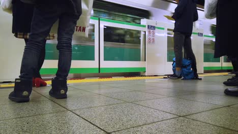 4k-HD-Video,-Während-Sich-Die-Tokioter-U-Bahn-Dem-Bahnsteig-Nähert