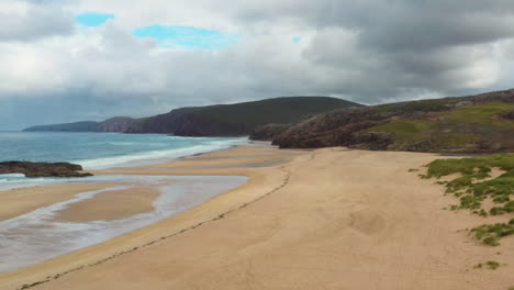 Cinematic-drone-shot-of-Sanwood-Bay-Beach-and-the-north-atlantic-ocean-coastline,-a-natural-bay-in-Scotland