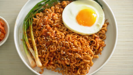 Homemade-dried-Korean-spicy-instant-noodles-with-fried-egg