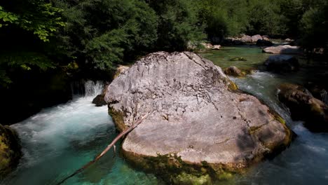 Klippen,-Die-Von-Sauberem-Frischem-Wasser-Des-Gebirgsflusses-Im-Schönen-Tal-Von-Valbone-In-Albanien-Bespritzt-Werden