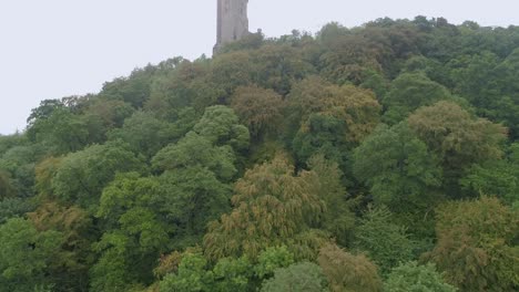 The-National-Wallace-Monument,-Stirling's-most-famous-landmark-standing-on-the-should-of-Abbey-Craig,-a-hilltop-overlooking-Stirling-in-Scotland