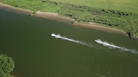 Vista-Aérea-De-Drones-En-El-Río-Mosa-Y-Algunos-Barcos-Que-Pasan-Por-Los-Países-Bajos,-Europa