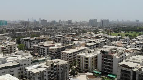 Vista-Aérea-De-Apartamentos-Residenciales-En-El-Centro-De-Karachi