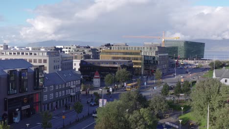 Centro-De-La-Ciudad-De-Reykjavik-Con-Vista-A-La-Ubicación-Del-Evento-Harpa,-Calle-Lækjargata
