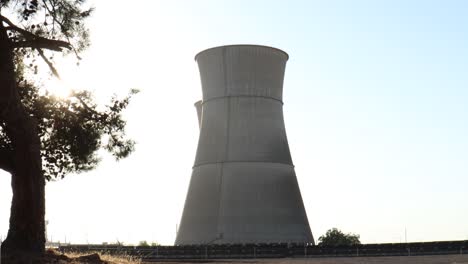 Planta-De-Energía-Nuclear-única-Torre-De-Enfriamiento-Sun-Detrás-Del-árbol-Rancho-Seco