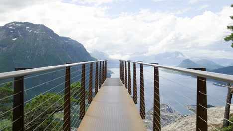 Observation-Deck-Of-Rampestreken-Overlooking-The-Fjord-Amidst-The-Mountain-Range-In-Aandalsnes,-Norway