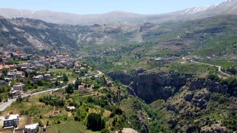 Valle-De-Kadisha-En-Las-Montañas-Del-Líbano---Toma-Aérea-De-Drones