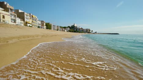 Platja-De-Les-Barques-Meer-Feld-Maresme-Barcelona-Mittelmeerküste-Ebene-In-Der-Nähe-Von-Türkisblauem-Transparentem-Wasser-Strand-Ohne-Menschen