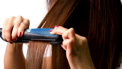 Eine-Frau,-Die-Haarcrimper-Verwendet,-Um-Ihr-Eigenes-Haar-Zu-Glätten
