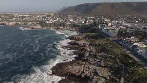 Schaumige-Wellen,-Die-Im-Sommer-In-Südafrika-An-Der-Felsigen-Küste-Krachen---Drohnenaufnahme-Aus-Der-Luft
