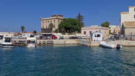 Kleiner-Hafen-Und-Boote-In-Favignana-Von-Egadi-Inseln-In-Sizilien,-Italien