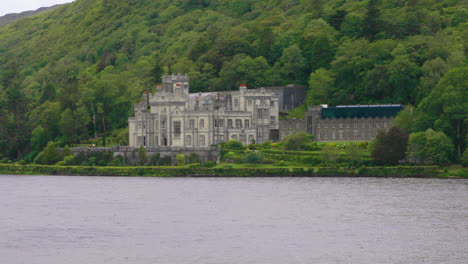 Irland-Touristenattraktion-Der-Historischen-Kylemore-Abtei---Statisch