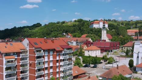 Schloss-Lendava---Luftaufnahme-Von-Mehrfamilienhäusern-In-Der-Stadt-In-Der-Nähe-Von-Theater-Und-Konzerthalle-Und-Synagoge-Lendava-In-Slowenien