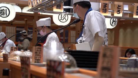 Authentisches-Gatten-Sushi-Train-Restaurant-Im-Japanischen-Stil-Im-Gloria-Outlet-Taoyuan-City-Taiwan