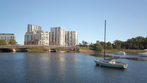 Vista-Del-Suburbio-De-Sydney-Con-Lago-O-Río-Y-Un-Puente-Con-Apartamentos-Suburbanos-Frente-Al-Mar-Y-Autopista