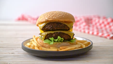 Hamburger-Oder-Rindfleischburger-Mit-Käse-Und-Pommes-Frites---Ungesunder-Essensstil