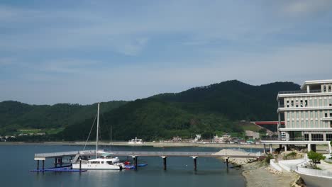 Barco-Catamarán-En-El-Muelle-De-Hanwha-Resort-Geoje-Belvedere-En-Geoje-si,-Corea-Del-Sur