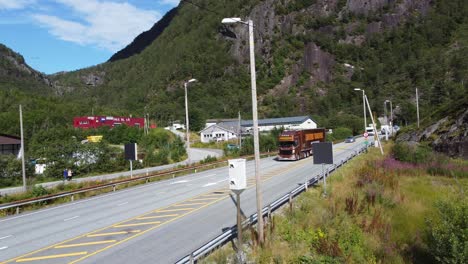 Blitzer-Bei-Dalekvam-Norwegen-Entlang-Der-Europäischen-Straße-E16---Automatische-Verkehrsstrafverfolgung---Statische-Antenne,-Die-Vorbeifahrende-Autos-Beobachtet