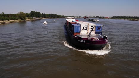 Barco-Portacontenedores-Completamente-Cargado-Navegando-Por-El-Río-Durante-El-Día