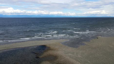 Brechende-Wellen-Des-Pazifischen-Ozeans,-Die-An-Einem-Windigen-Tag-In-4k-Von-Oben-Gefilmt-Werden