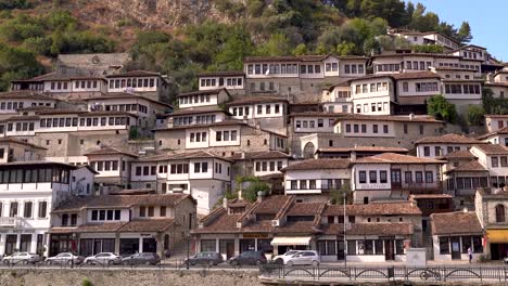Panorámica-Lenta-A-Través-De-Casas-Icónicas-En-Berat-Albania-Con-Tráfico