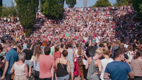 Wide-shot-of-a-Mauerpark-karaoke-session-on-a-hot-summers-day-in-Berlin,-Germany