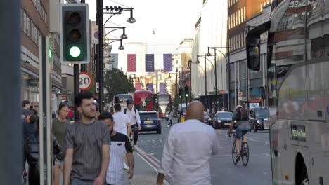 Fußgänger-Und-Verkehr-In-Der-Oxford-Street-Inmitten-Der-Covid-19-pandemie-In-London,-Großbritannien
