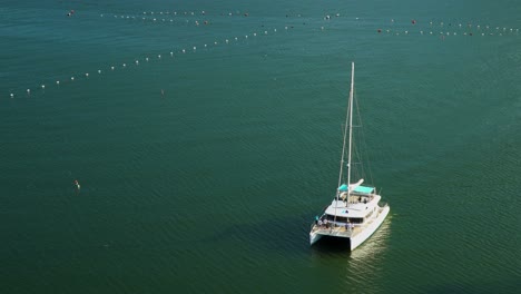 Turistas-En-Catamarán-Navegando-En-El-Mar-Azul-Durante-El-Verano-En-Corea-Del-Sur