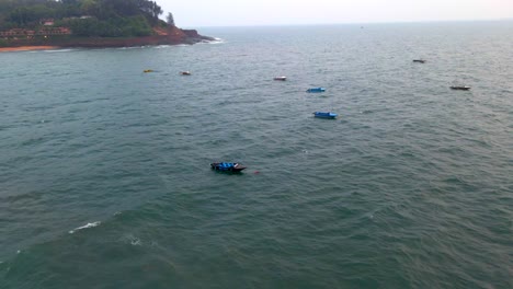 Goa-Sinquerim-Candolim-Beach-Drone-Vista-De-Pájaro-Barcos-Flotando-Sobre-La-Playa-De-Agua-De-Mar-En-Goa-Drone-Orbital-Shot