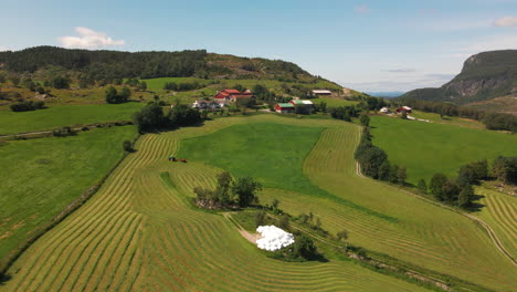 Tierras-De-Cultivo-Y-Campos-En-Las-Montañas-De-Noruega