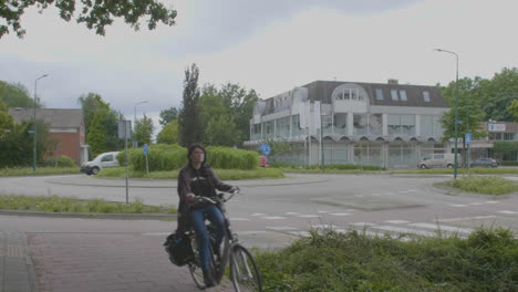 Ruhiger-Kreisverkehr-In-Den-Niederlanden-Mit-Autos-Und-Einem-Radfahrer