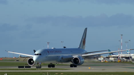 Ein-Großraum-Passagierflugzeug-Von-Air-Canada-Auf-Dem-Flughafen-Von-Vancouver