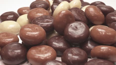 Loopable-close-up-shot-of-chocolate-kruitnoten