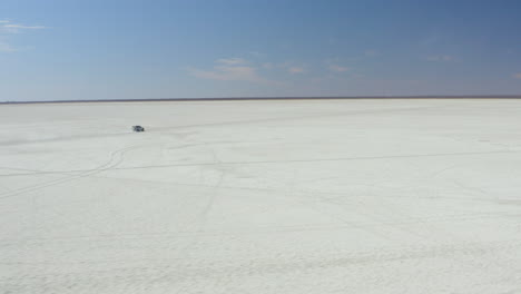 Isolierte-Ansicht-Eines-Autos,-Das-Auf-Riesigen-Salzpfannen-In-Der-Nähe-Der-Insel-Kubu-In-Botswana-Fährt
