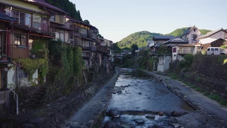 Casas-Tradicionales-Junto-Al-Río-De-Gujo-Hachiman,-Gifu-Japón