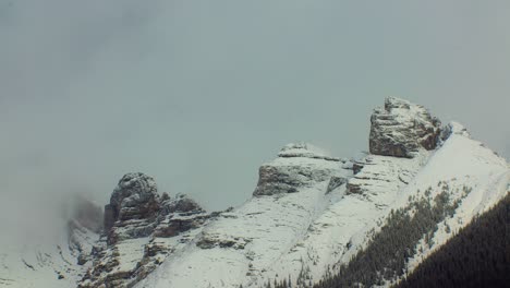 Picos-De-Montaña-Con-Nieve-Ligera