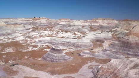 Blue-Mesa-Badlands,-Parque-Nacional-Del-Bosque-Petrificado,-Arizona-Usa,-Rocas-De-Arenisca-En-Un-Día-Soleado,-Panorama,-Fotograma-Completo