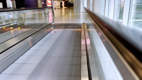 moving-sidewalk-at-munich-airport