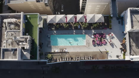 Langsamer-Flug-Aus-Der-Luft-Zum-Pool-Auf-Dem-Dach-Des-W-Hotels-In-Hollywood,-Kalifornien