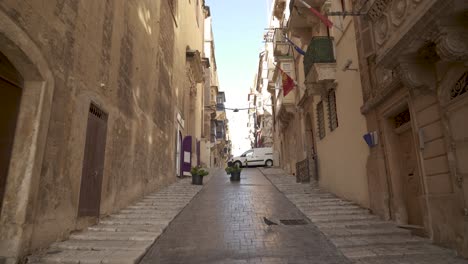 Wandern-Auf-Einem-Steilen-Kopfsteinpflasterweg-In-Der-Stadt-Valletta-An-Einem-Sonnigen-Tag-In-Malta