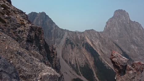 Felsformation-Und-Klippe-Im-Gebirge-An-Einem-Sonnigen-Tag