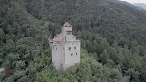 Video-Umkreist-Medien-Nach-Rechts-Mit-Drohne-über-Der-Burg-Oder-Dem-Turm-Von-Natruno